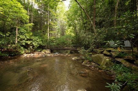 Paradise Found - Life if better by the Creek!