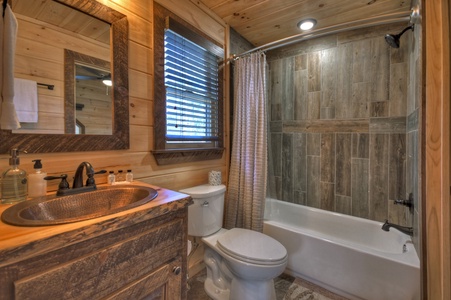 Whisky Creek Retreat- Upper full bathroom with shower tub combo