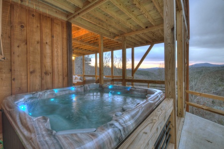 Privacy Peak - Lower level Hot Tub