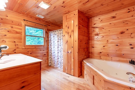 Hawks Hideaway - Upper Level Master Bath