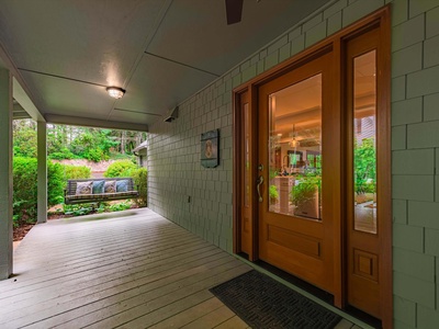 Gleesome Inn- Entry way door and front porch swing