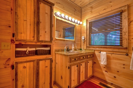 Luxury At The Settlement- Entry Level Bathroom