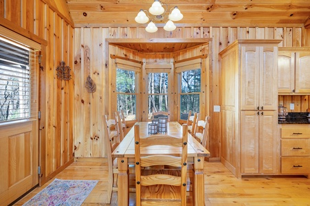 Cohutta Hideaway - Entry Level Dining Area