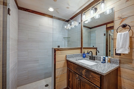 Daybreak Ridge - Upper Level Guest Queen Bedroom's Bathroom 2