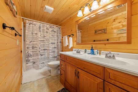 Sunset in the Mountains - Lower-Level Shared Bathroom