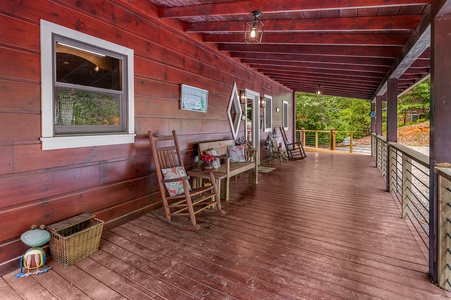 Pinecrest Lodge - Front Deck