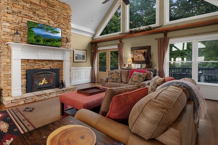 Ritz on The Rocks - Main Level Living Area with Gas Fireplace