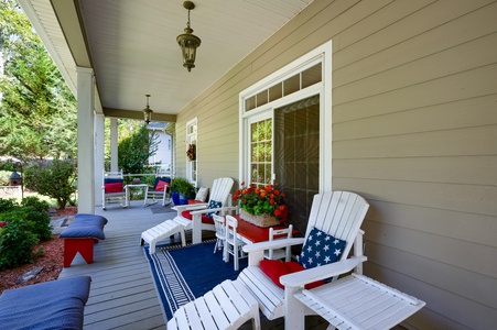 Lakeview Lounge - Front Porch