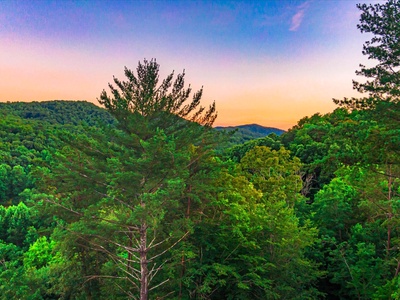 Whisky Creek Retreat- Long range mountain views