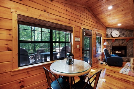 Creek Music Cabin - Dining Area