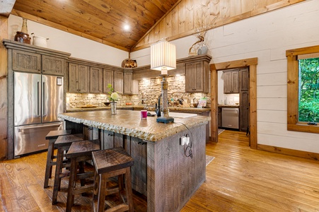 Copperline Lodge - Kitchen Island Seating