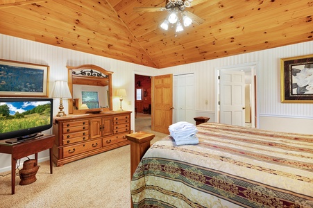 Awesome Retreat- Entry levle master bedroom with vaulted ceilings