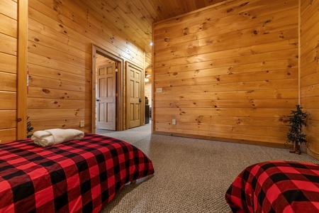 Cruach Mor - Lower Level Guest Twin Bedroom