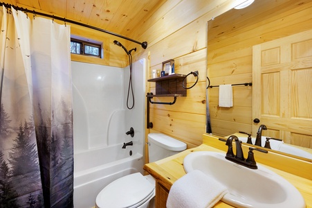 Trail Side Retreat: Shared Full Bathroom