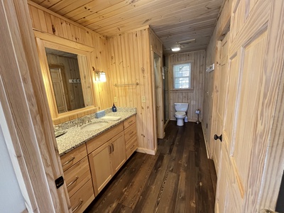 Blue Ridge Lake Retreat - Cottage Bathroom