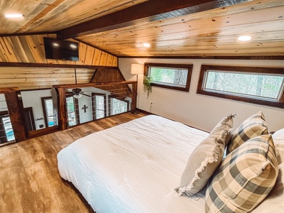 Misty Mountain Treehouse - Loft Level Double Bed