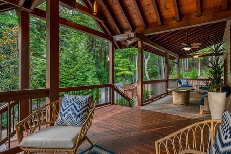 Goose Island Retreat - Entry Level Covered Sitting Area