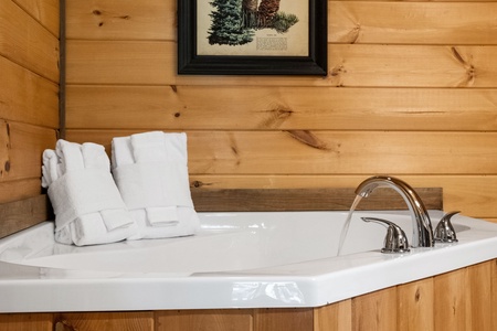 Woodhaven Retreat - Upper Level Primary Suite Jetted Tub