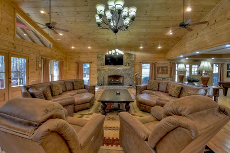 Stanley Creek Lodge - Living Room