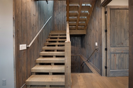 Vacay Chalet - Staircase
