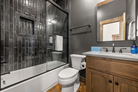 Blue Run - Lower Level Shared Bathroom