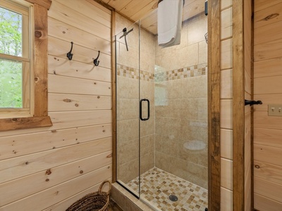 Fern Creek Hollow Lodge - Upper Level Primary King Bedroom's Bathroom