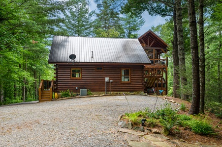 Three Loves Cabin - Driveway Parking Area