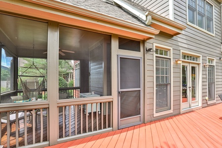 Bear Pause Cottage - Screened in Porch Space