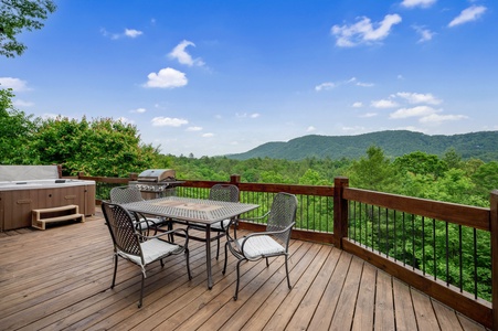 Papa Bear's Den - Entry Level Deck Dining Area View