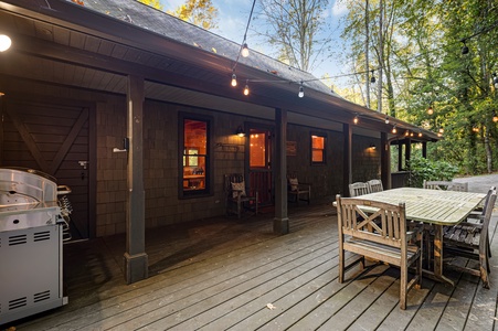 Cartacay River Retreat - Uncovered Front Patio Dining Area