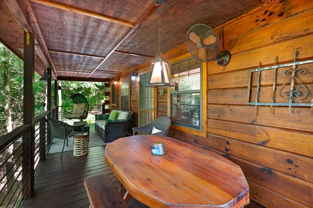 Creek Music Cabin - Deck Dining Area