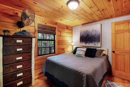 Creek Music Cabin - Guest Queen Bedroom