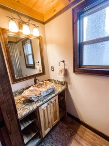 Misty Mountain Treehouse - Main Level Bathroom