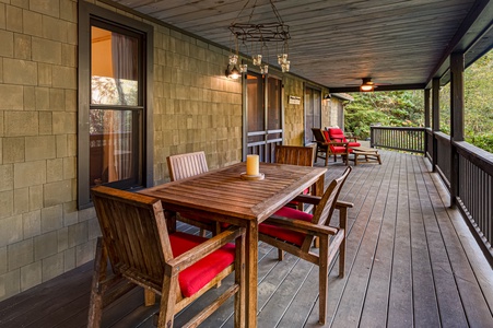 Cartacay River Retreat - Covered Back Patio Dining Area