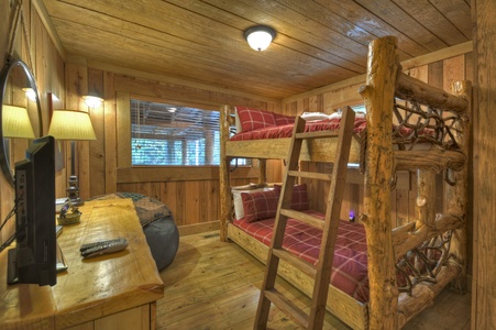 Hothouse Hideaway- Bunk room