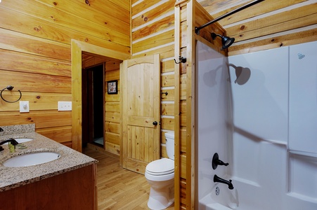 Mountaintown Creek Lodge - Upper Level Shared Bathroom