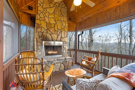 Yogi's Retreat - Screened in gas fireplace seating