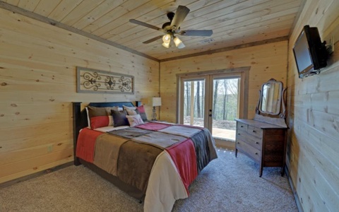 Wood Haven Retreat - Lower Level Queen Bedroom
