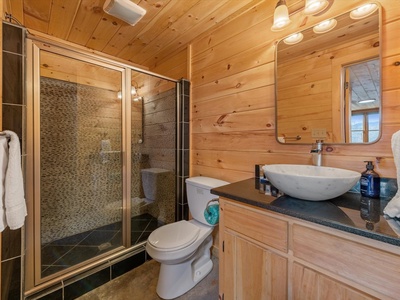 Rivendell - Lower-Level Shared Bathroom
