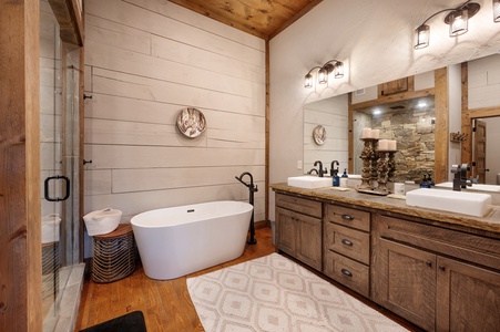 Copperline Lodge - Entry Level King Suite Private Bathroom