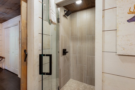 Bentley's Retreat - Lower Level Shared Bathroom