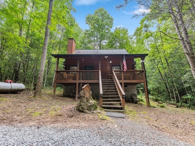 Lazy Bear Cove- Front view of the cabin