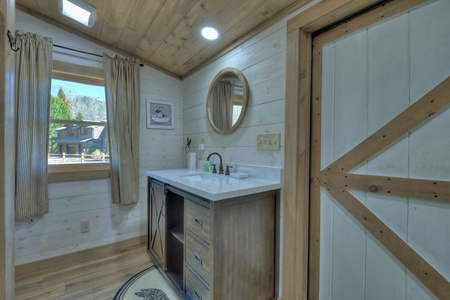 Stanley Creek Lodge- Guest house bathroom