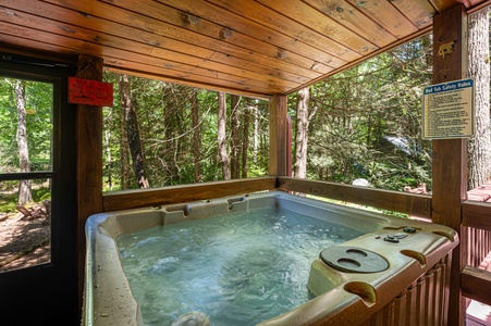 Reel Medicine - Hot Tub on Screened in Deck