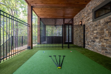 Iron Tree Lodge - Covered Putting Green