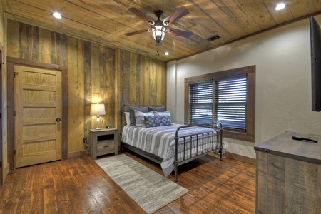 Breakaway Ridge- Lower level queen bedroom