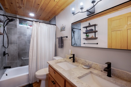 Creek Music Cabin - Shared Bathroom