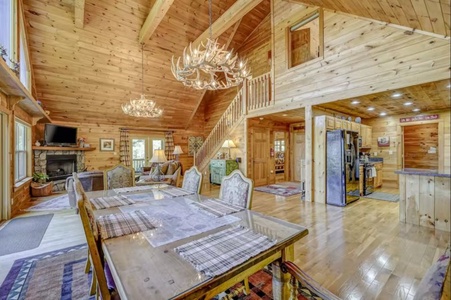 Brown Bear Vista - Main Level Dining and Living area