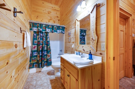 Panoramic Paradise: Lower-level Shared Bathroom