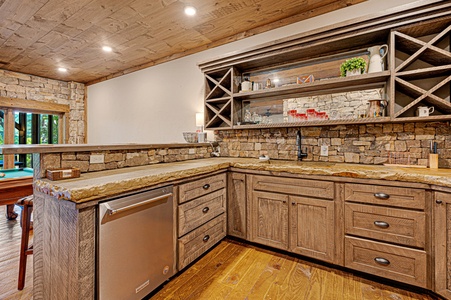 Copperline Lodge - Lower Level Wet Bar